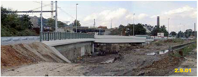 Fotky z výstavby mostu (práh Sever, bednění, odbedněný levý nosník, podhled mostu)