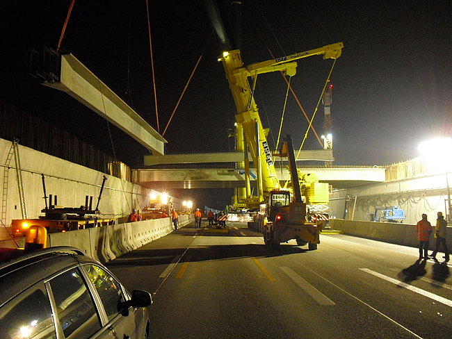 Noční montáž trámů z důvodu minimálního omezení provozu na dálnici a železnici