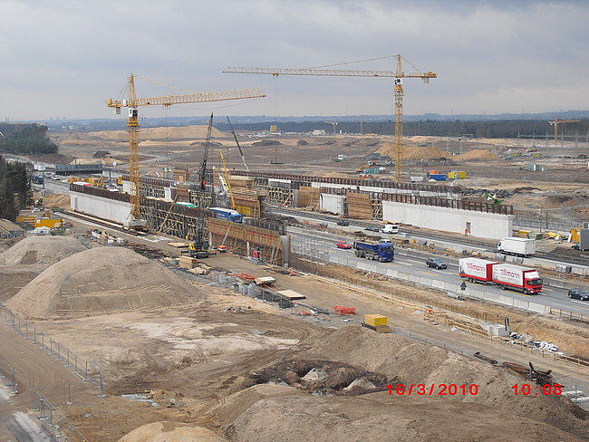 Stav výstavby opěrných stěn a vnitřních podpor, březen 2010